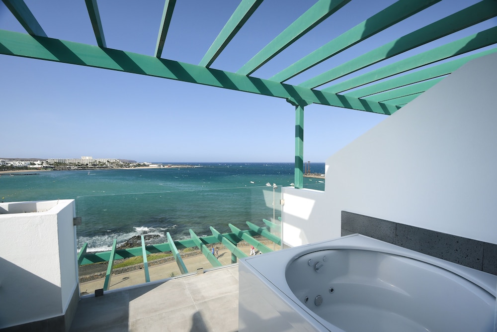 Deluxe Room, Hot Tub, Sea View - Photo 1