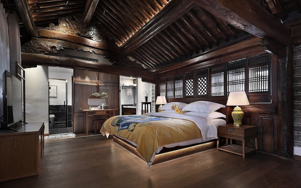 Comfort Suite, Courtyard View