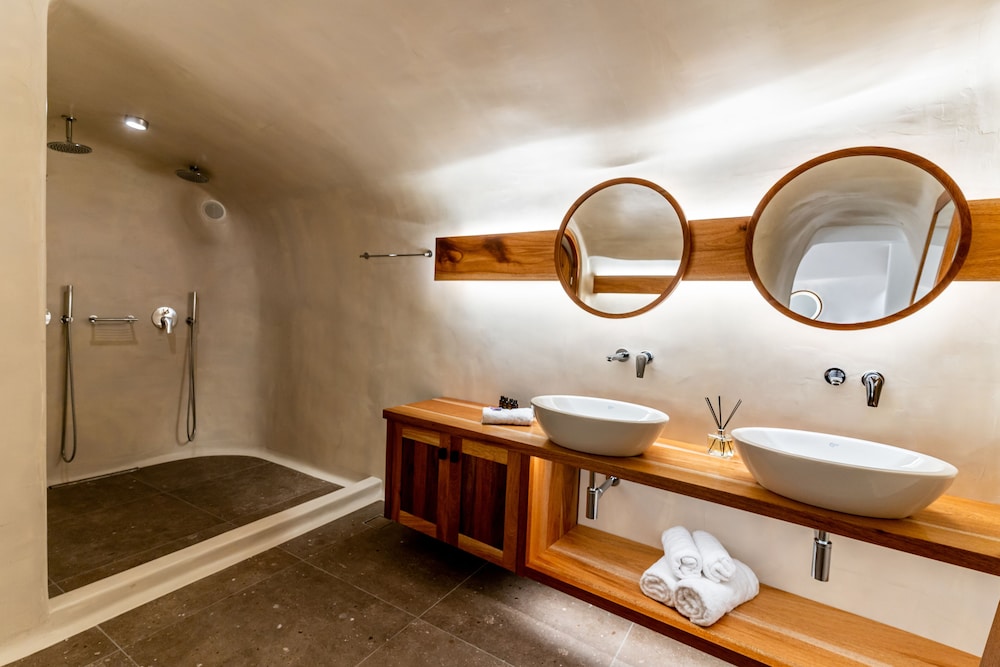 Cave Superior Suite with jacuzzi - Photo 22