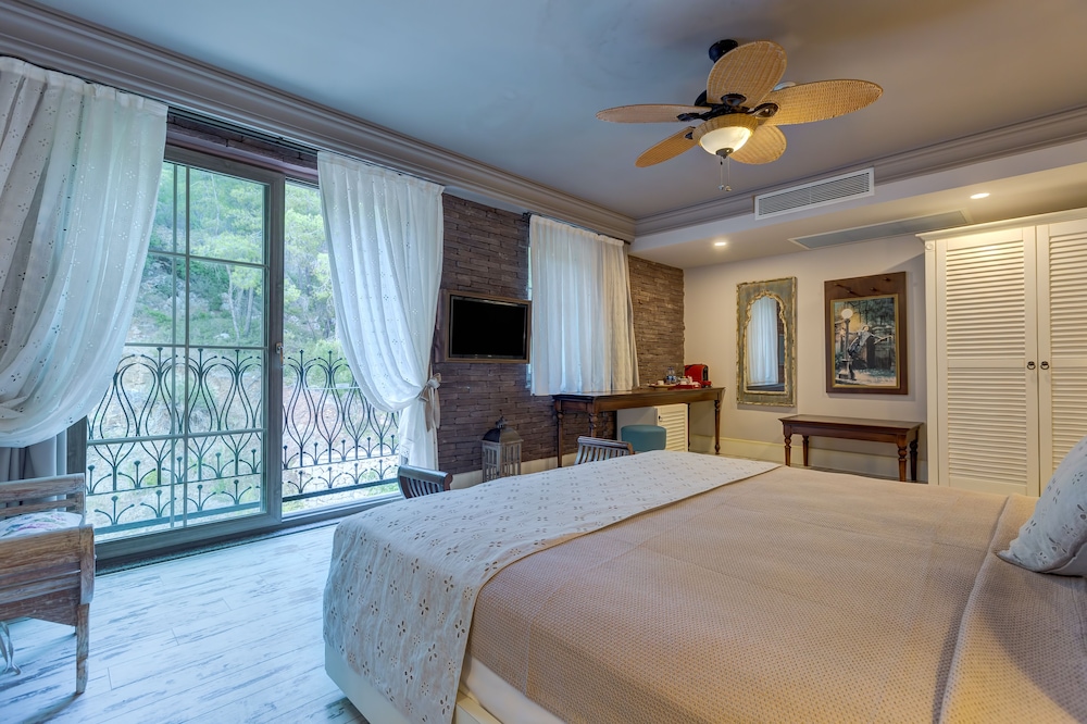 Deluxe Double Room, Bathtub, Mountain View