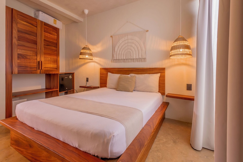 Basic Single Room, 1 Queen Bed, Balcony