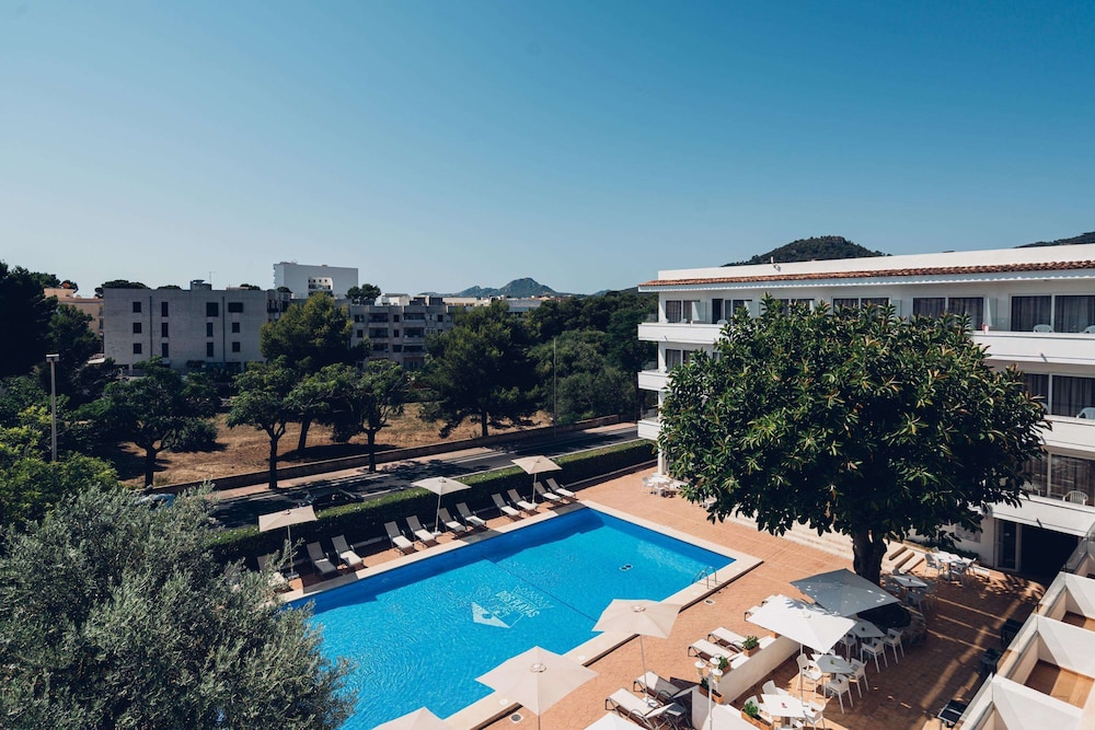 Superior Double Room Single Use, Pool View thumbnail 6