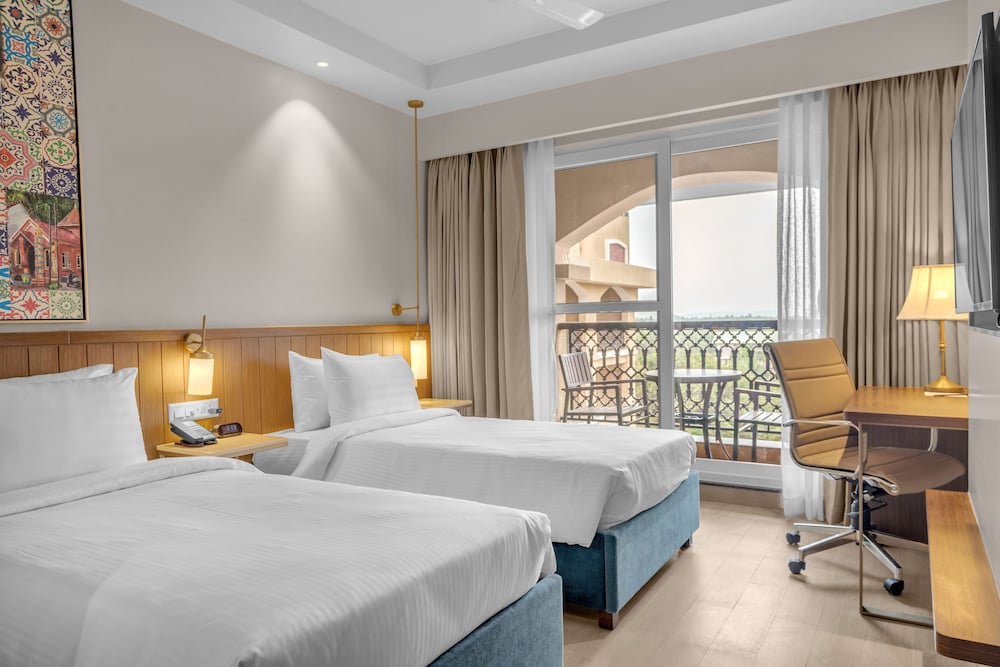 Room, 2 Twin Beds, Balcony, Pool View - Photo 2
