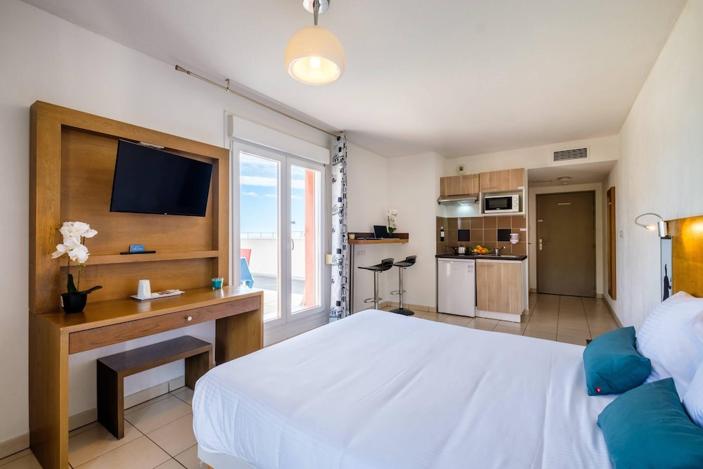 Standard Room, 1 Queen Bed, Non Smoking, Balcony photo 2