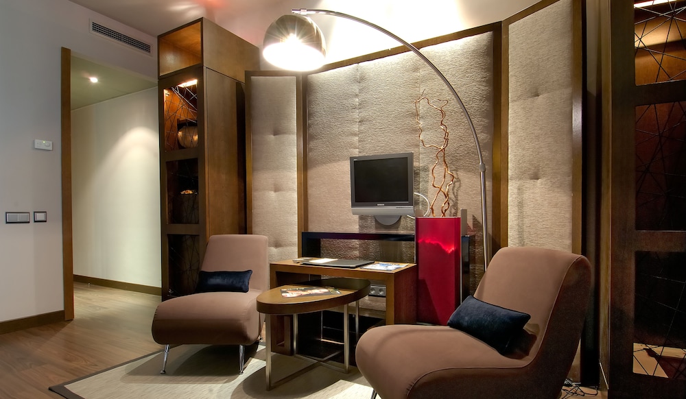 Superior Double Room Single Use thumbnail 5