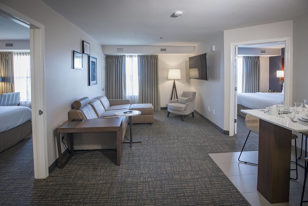 Suite, 1 Bedroom (Mobility/Hearing Accessible, Tub) photo 2