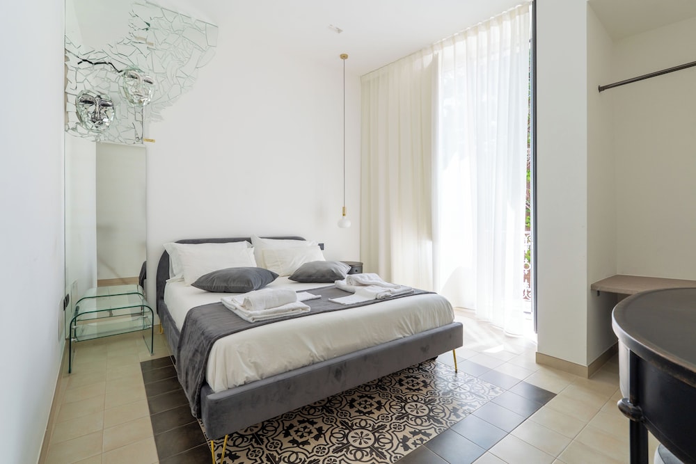 Superior Double Room, Private Bathroom, City View (Pirandello) photo 1