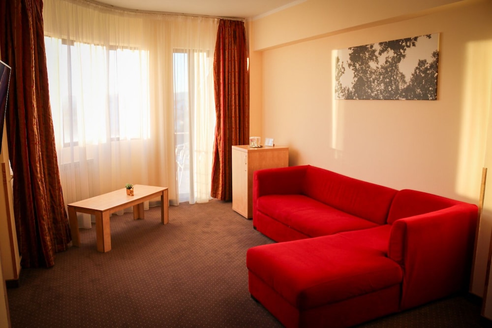 Family Room, 1 Queen Bed with Sofa bed, Balcony, City View photo 1