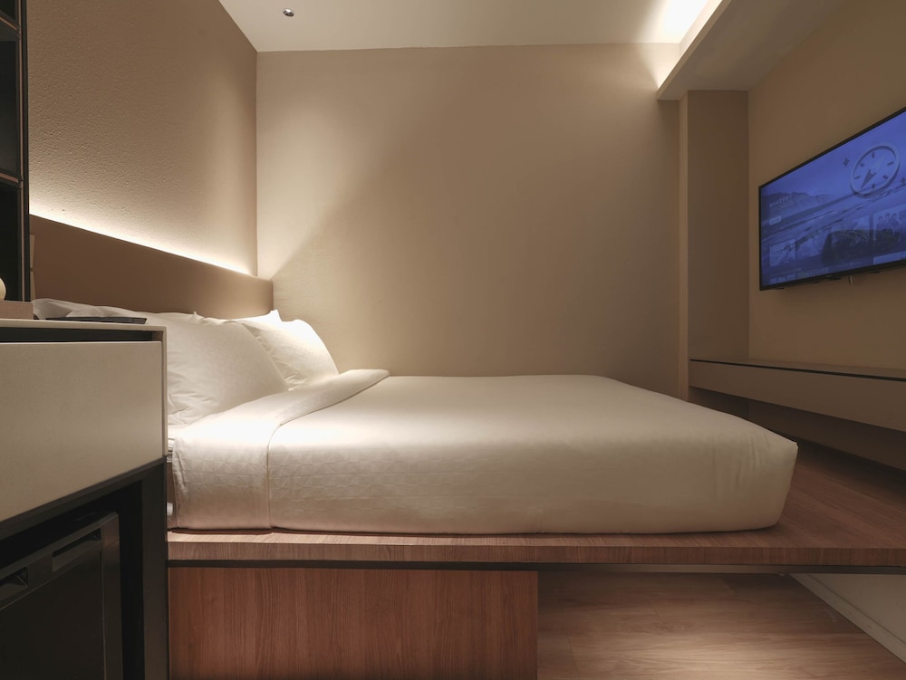 Deluxe Room, 1 Queen Bed thumbnail 6
