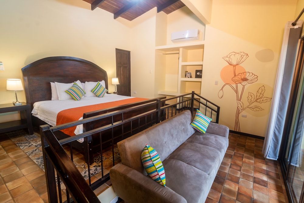 Junior Suite, 1 King Bed, Mountain View photo 3