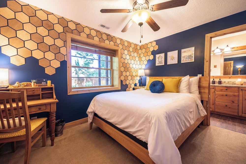 The Beehive - Queen Bed Ensuite