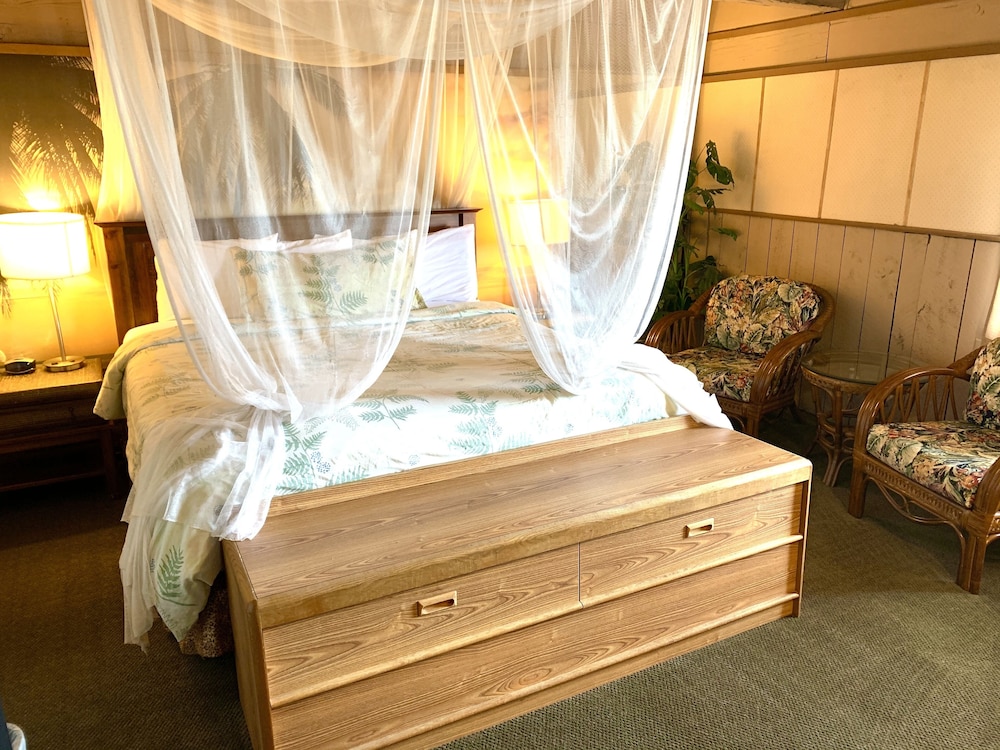 Paradise Cove, 1 King Bed (Main Floor)