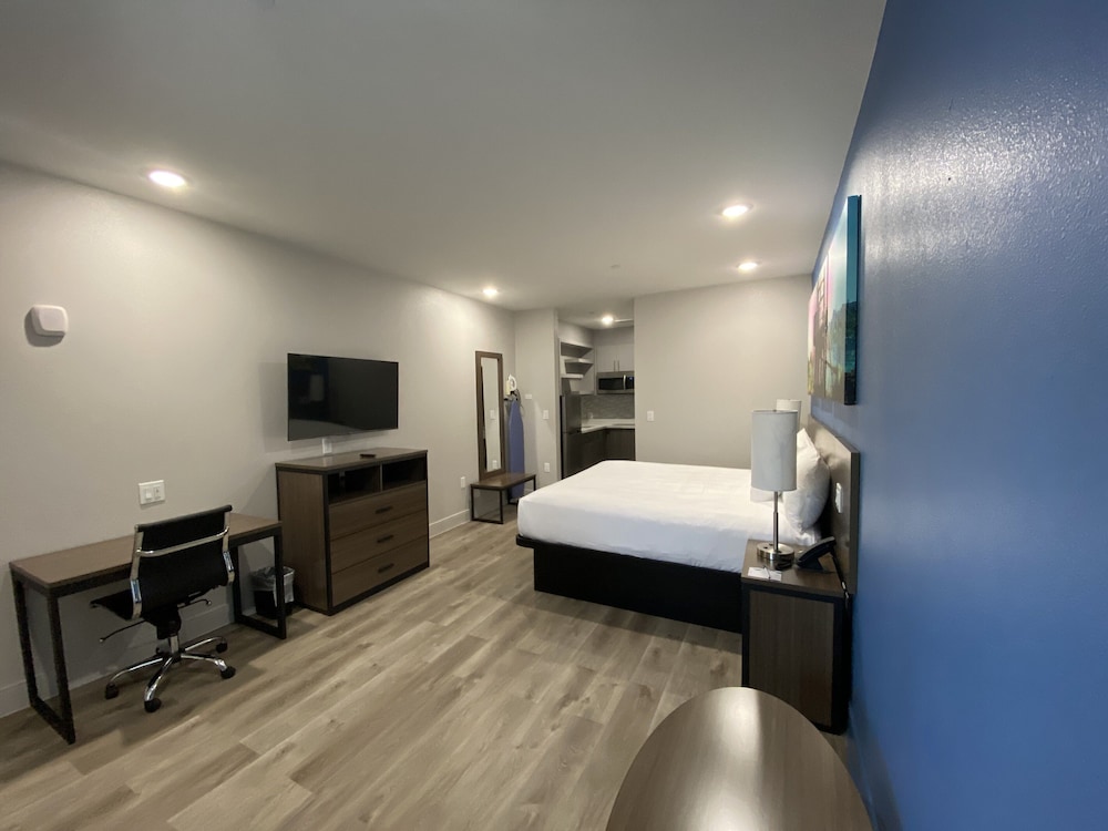 Room, 1 King Bed, Non Smoking (Efficiency) - Photo 1