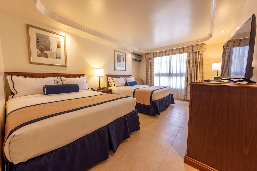 Standard Room, 2 Queen Beds, Non Smoking - Photo 2