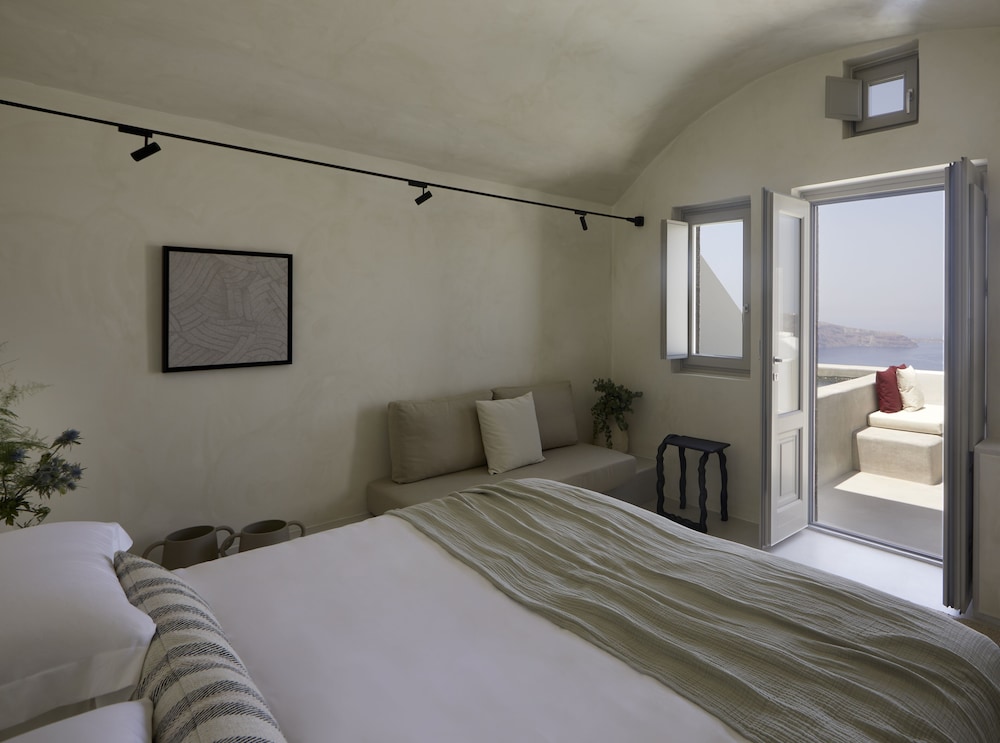 Serenity Suite with Plunge Pool and Caldera View - Photo 14