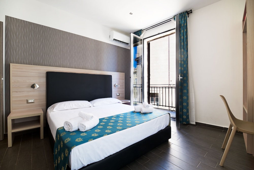 Classic Double Room, 1 Queen Bed, Non Smoking, City View photo 3