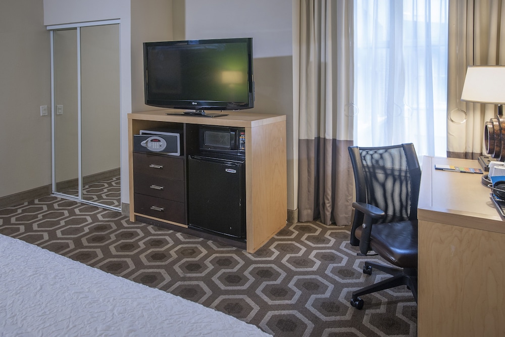 King bed with accessible tub - Photo 3