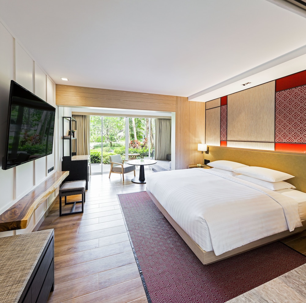 Deluxe Room (1 King Bed) - Photo 2