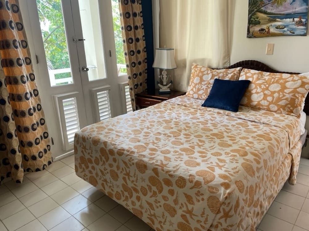 Comfort Room, 1 Queen Bed, Non Smoking (122, 221, 321)
