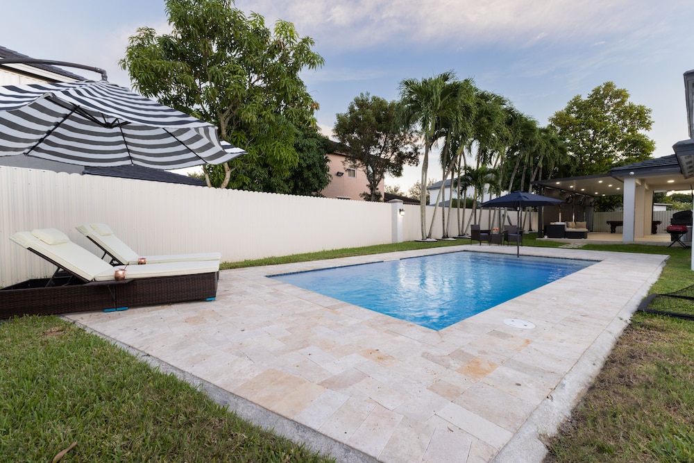 Miami Getaway Heated Pool House & Pool Table Villa, Foto 13