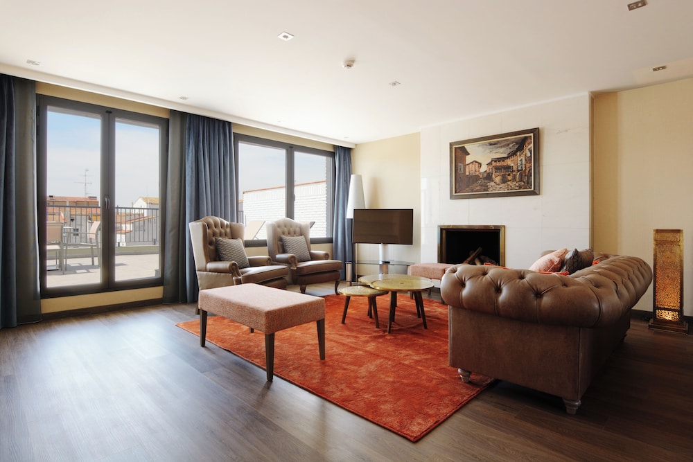 Suite - Photo 11