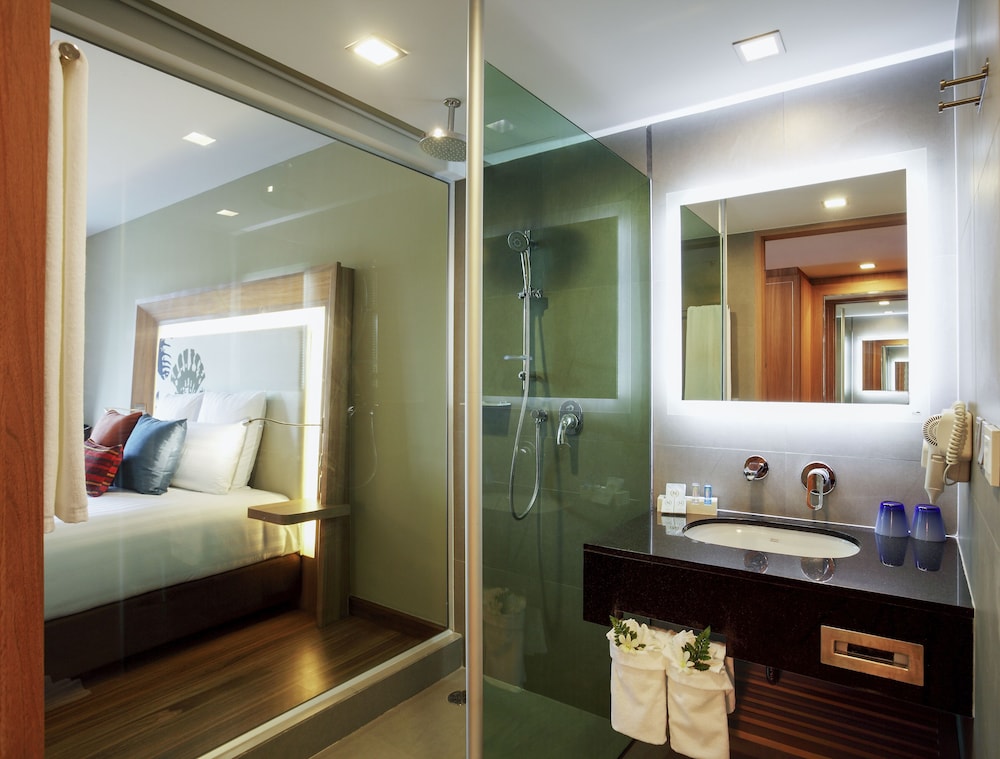 Room, 1 King Bed (Ocean) photo 2