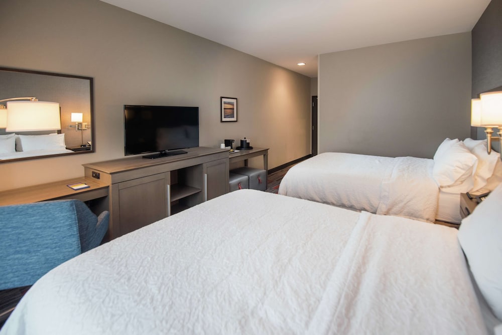 Room, 2 Queen Beds, Hearing Accessible, Bathtub photo 2