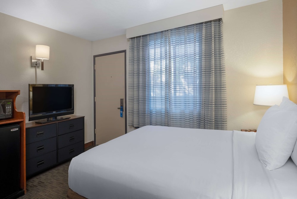 Deluxe Room, 1 Queen Bed, Non Smoking - Photo 2
