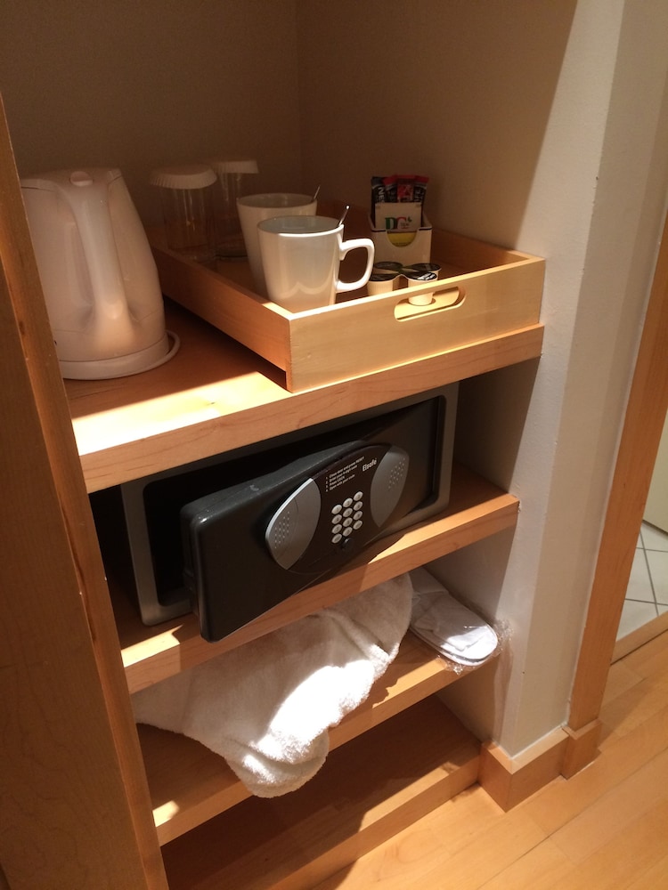 Premium Room, Multiple Beds - Photo 7