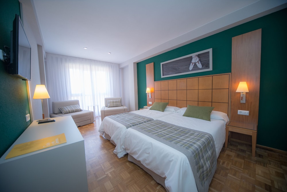 Triple Room (2 adults + 1 child) - Photo 2
