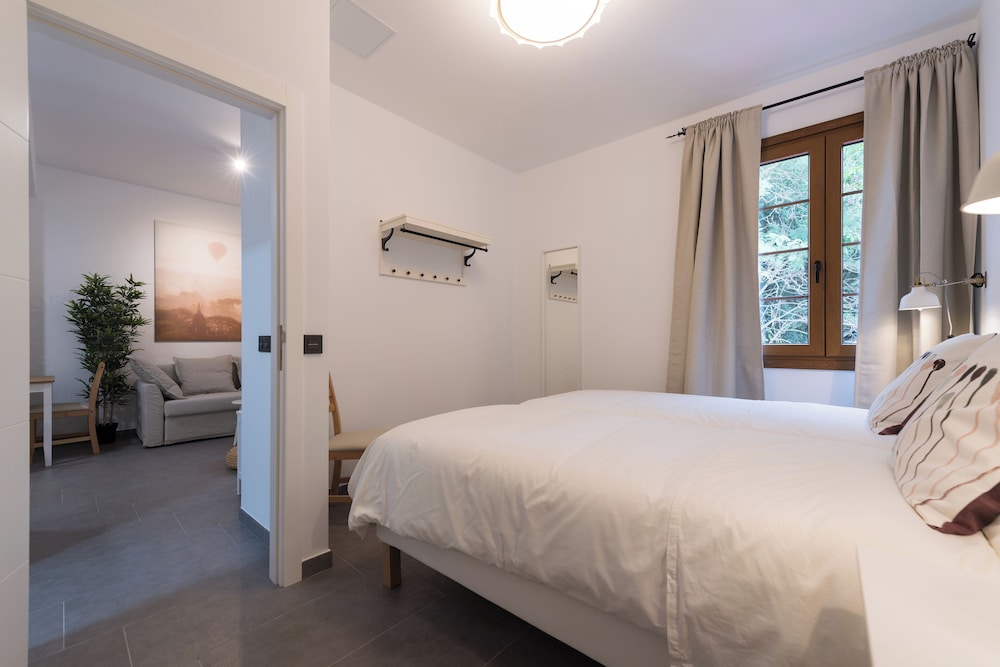 Classic Apartment, 2 Twin Beds, Private Bathroom, Park View photo 2