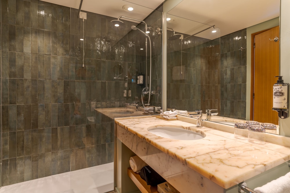Superior Twin Room, Sea View - Photo 6