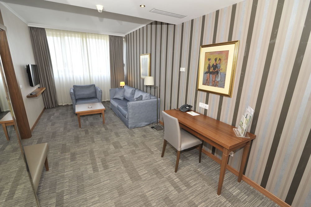 Suite, 1 King Bed, Non Smoking, Balcony - Photo 2