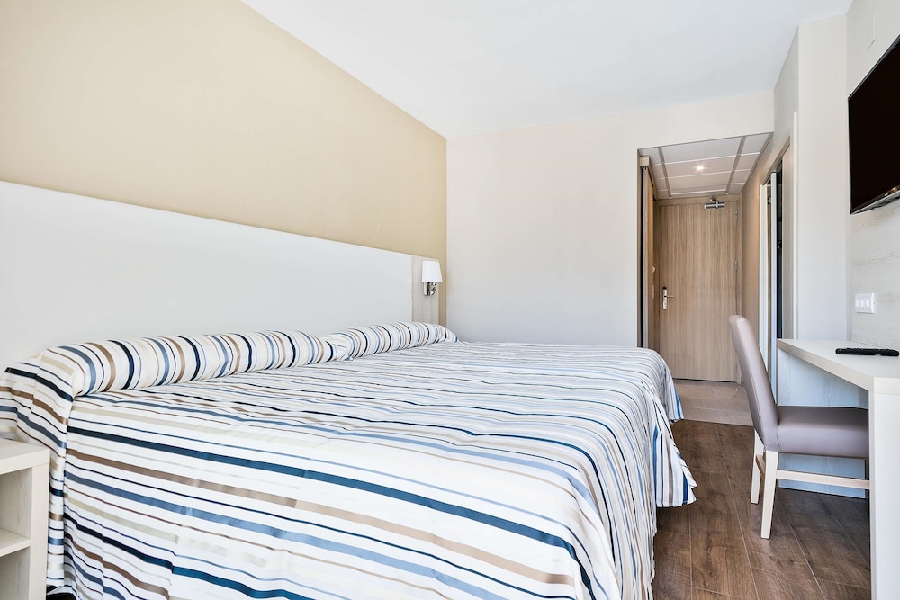 Standard Room (3 adults) - Photo 6