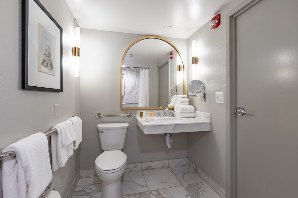 Room, 2 Queen Beds (Mobility Accessible, Roll-in Shower) thumbnail 5