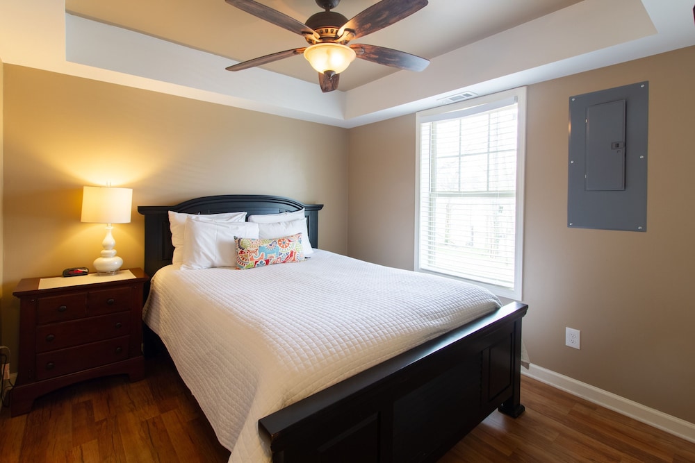 Standard Room, 1 Queen Bed with Sofa bed, Non Smoking (Golden Pines, 4 Person Villa) photo 1