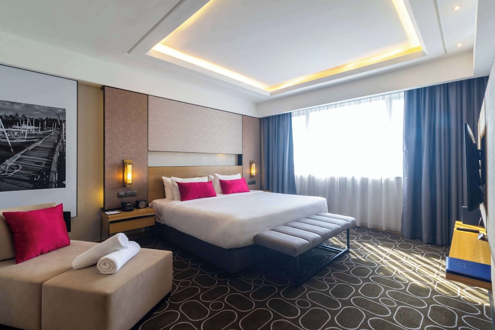 Suite, 1 King Bed (3 Bay) - Photo 3
