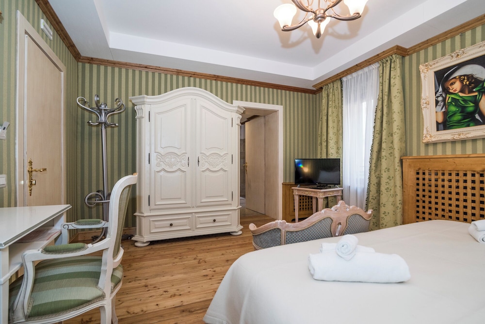 Deluxe Double Room, Accessible photo 2
