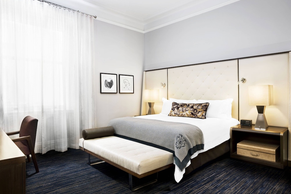 Grand Room, 1 King Bed - Photo 3