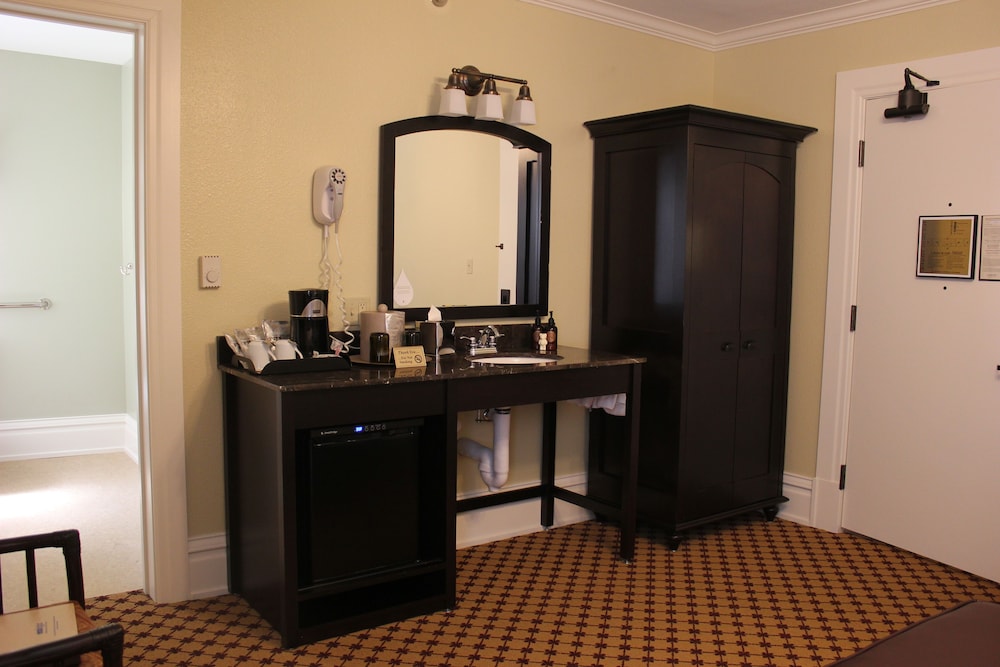 Standard Sandpiper Lodge Room 1 Queen