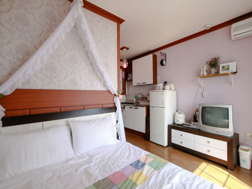 Room (Ivy) - Photo 1