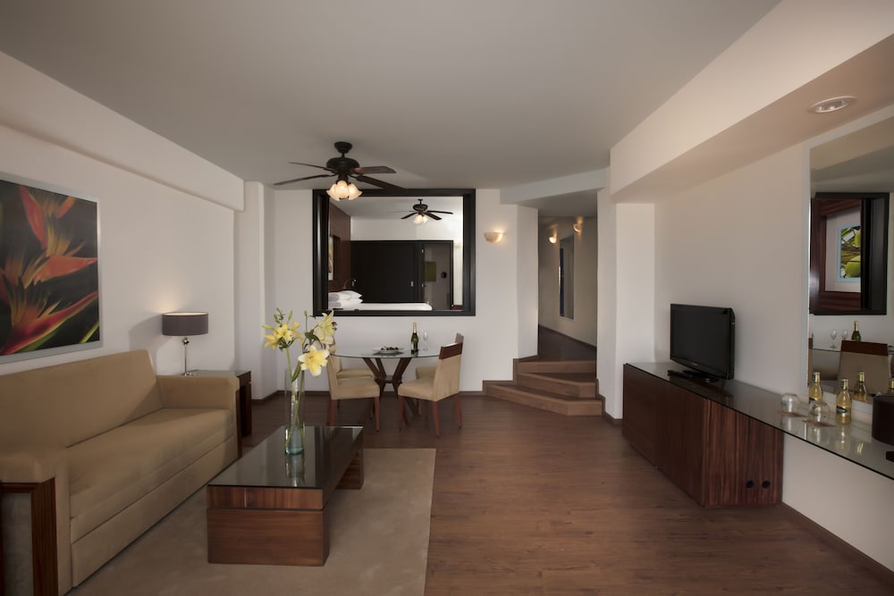 Junior Suite Ocean Front King photo 2