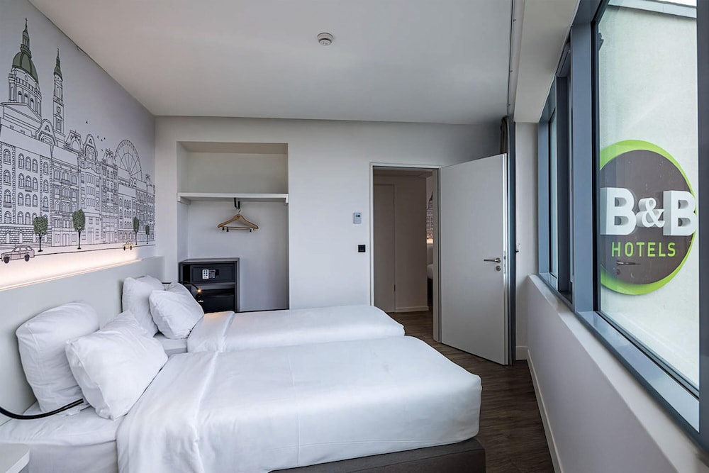 Quadruple Room, River View thumbnail 5