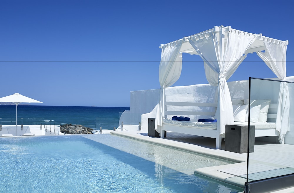 Spa Suite Seafront with Private Heated Pool thumbnail 5