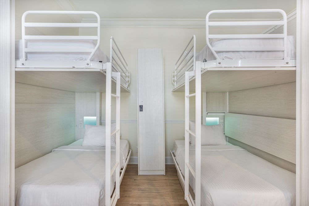 NYAH Private Balcony Room 6 Single Beds photo 3