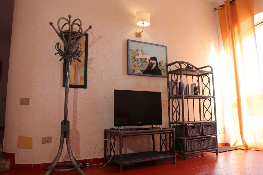 House, 2 Bedrooms photo 2