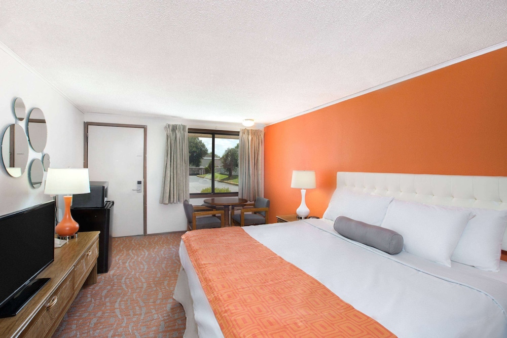 Standard Room, 1 King Bed - Photo 4