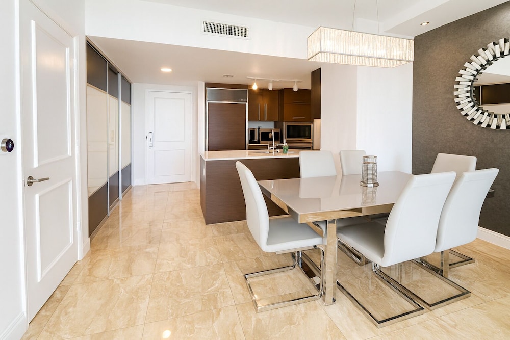 Design Condo, 2 Bedrooms, Balcony, Ocean View photo 2