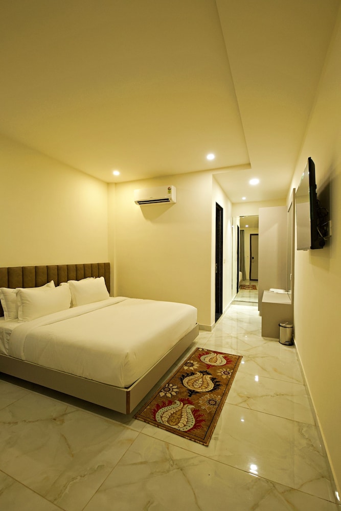 Deluxe Room - Photo 4