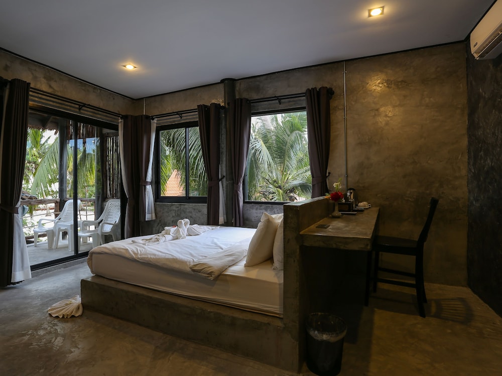 Deluxe Double Room with Partial Sea View